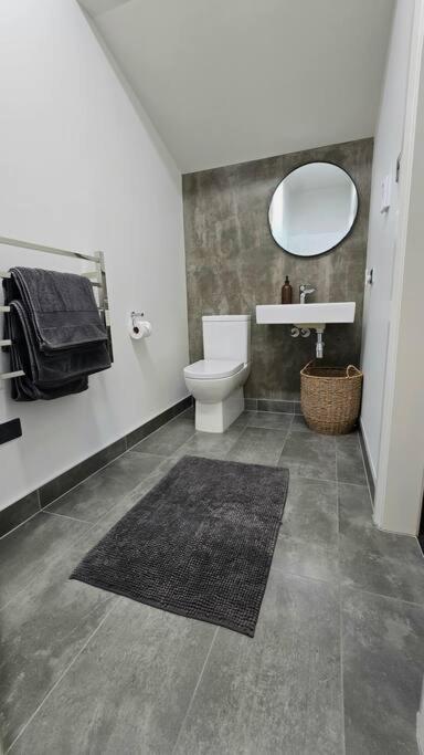 Apartment 5 - Haddin Court - Modern Loft Style เบลนิม ภายนอก รูปภาพ