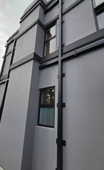 Apartment 5 - Haddin Court - Modern Loft Style เบลนิม ภายนอก รูปภาพ