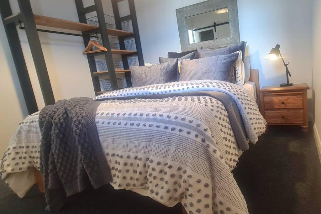 Apartment 5 - Haddin Court - Modern Loft Style เบลนิม ภายนอก รูปภาพ