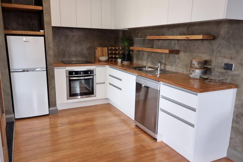 Apartment 5 - Haddin Court - Modern Loft Style เบลนิม ภายนอก รูปภาพ