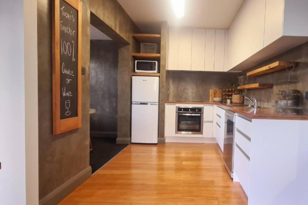 Apartment 5 - Haddin Court - Modern Loft Style เบลนิม ภายนอก รูปภาพ