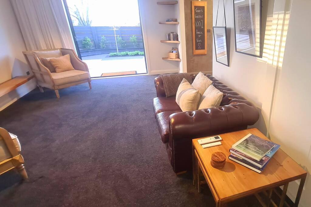 Apartment 5 - Haddin Court - Modern Loft Style เบลนิม ภายนอก รูปภาพ