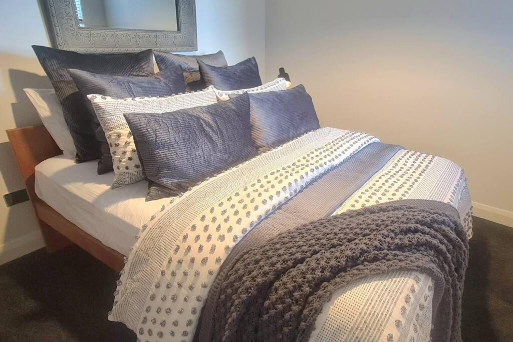 Apartment 5 - Haddin Court - Modern Loft Style เบลนิม ภายนอก รูปภาพ